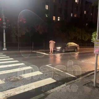 В центре Санкт-Петербурга голый толстяк устроил переполох