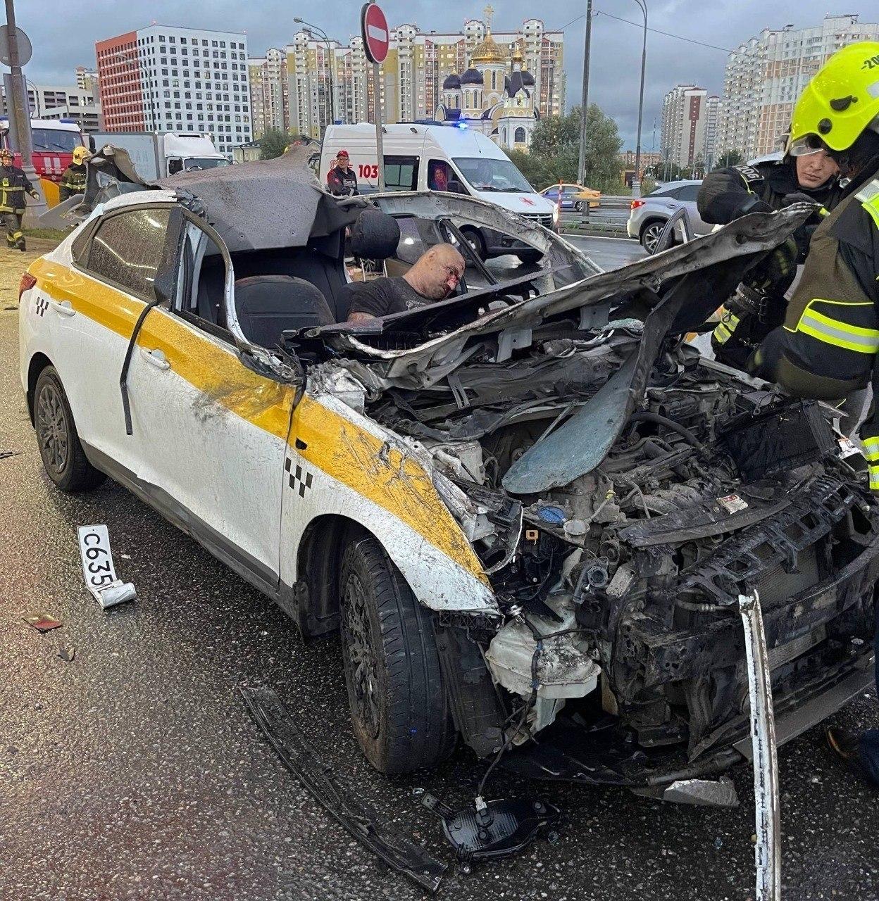 В Москве водитель потерял сознание и врезался в такси на АЗС: погибли 2...