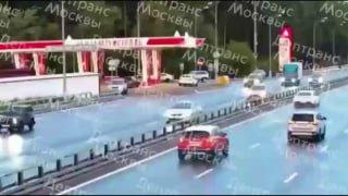 В Москве водитель потерял сознание и врезался в такси на АЗС: погибли 2...