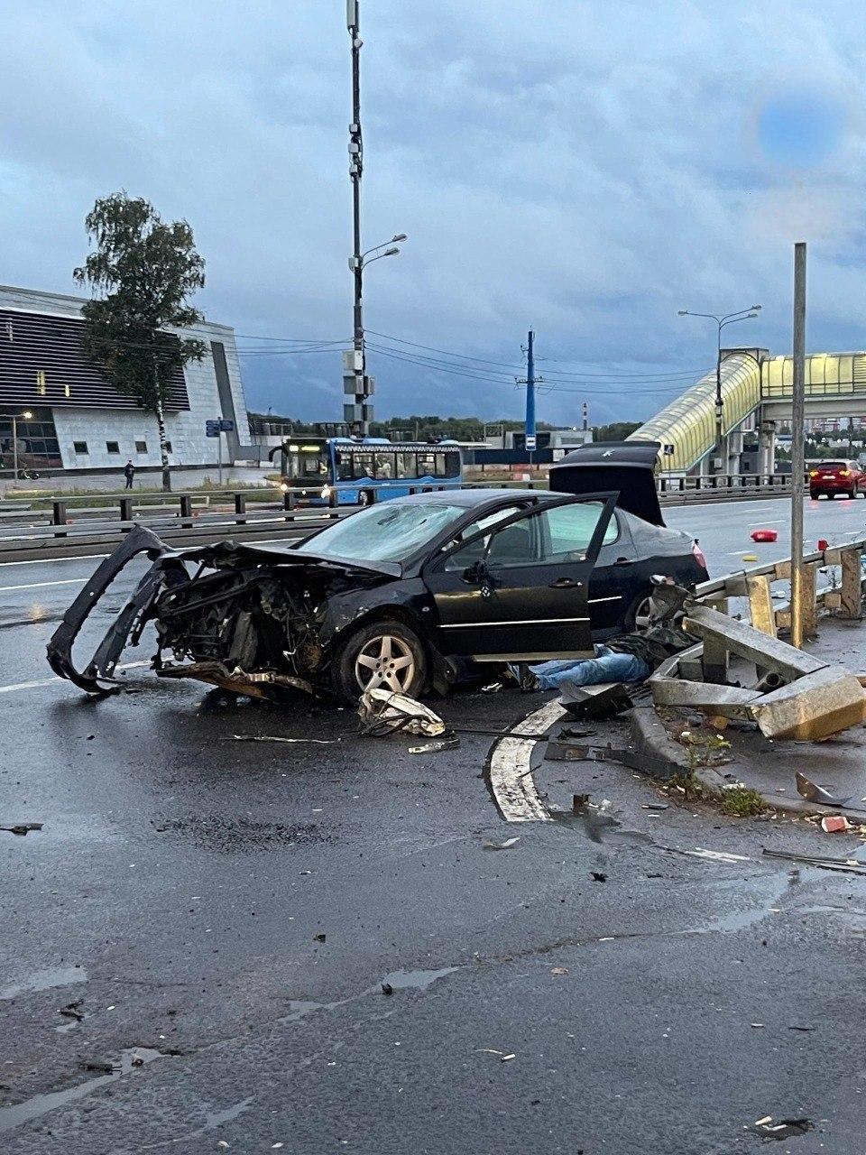 В Москве водитель потерял сознание и врезался в такси на АЗС: погибли 2...
