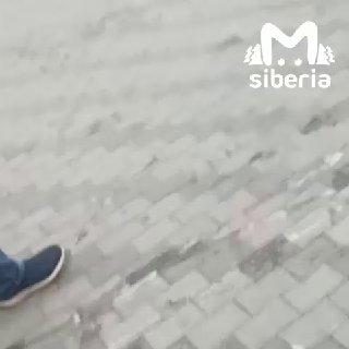 Водитель на машине администрации центрального округа Новосибирска...