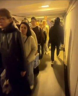 Утренняя очередь в «Девяткино» начинается уже в подземном переходе. 🇷🇺...