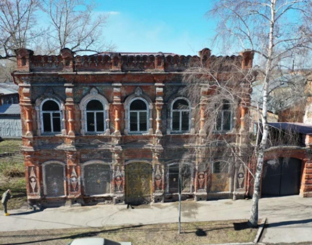 В Ачинске продают двухэтажный дом XIX века с начальной ценой 1 рубль