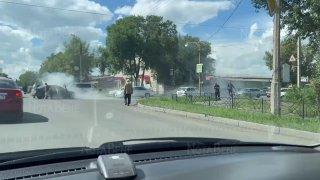 Машина загорелась днем на Гагарина в районе нефтебазы в Абакане. Там...