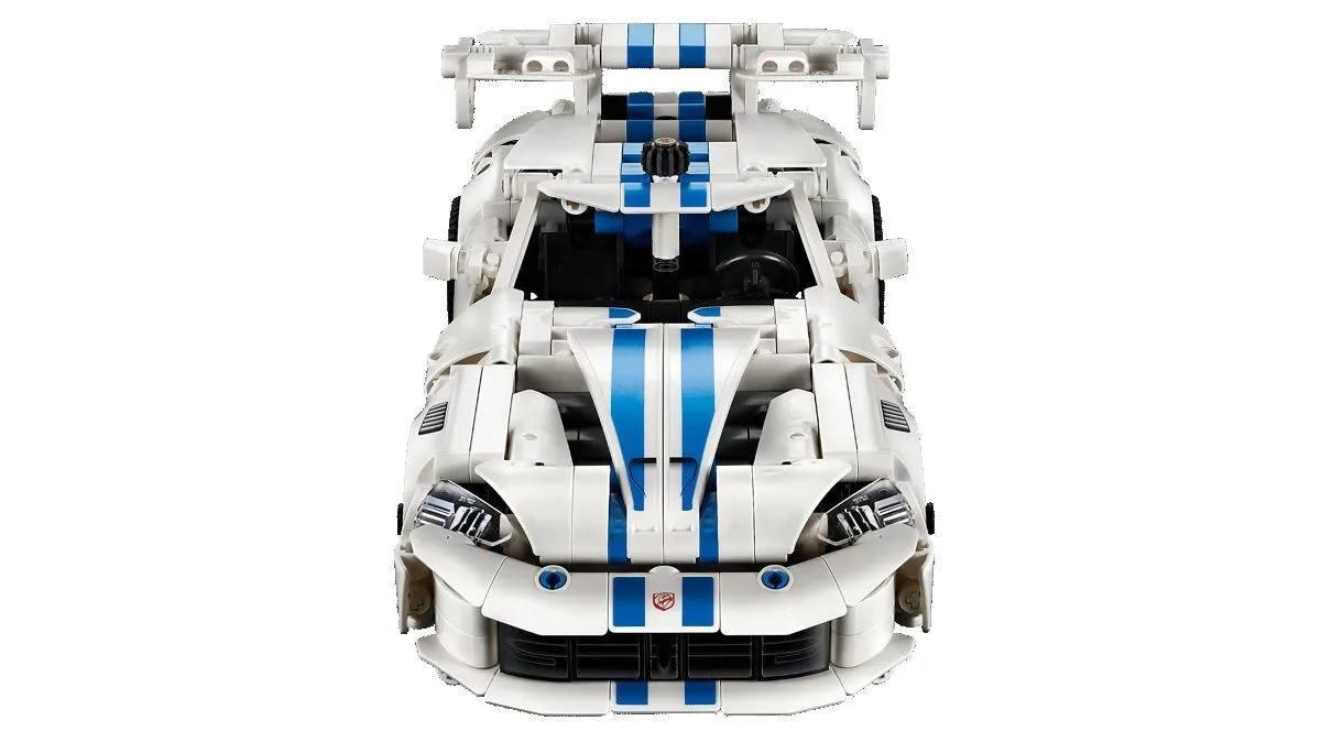 LEGO выпустила Dodge Viper GTS-R с рабочим V10 — у модели реально двигаются все десять пластиковых поршней.