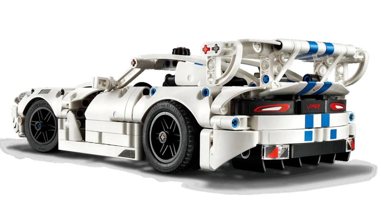 LEGO выпустила Dodge Viper GTS-R с рабочим V10 — у модели реально двигаются все десять пластиковых поршней.