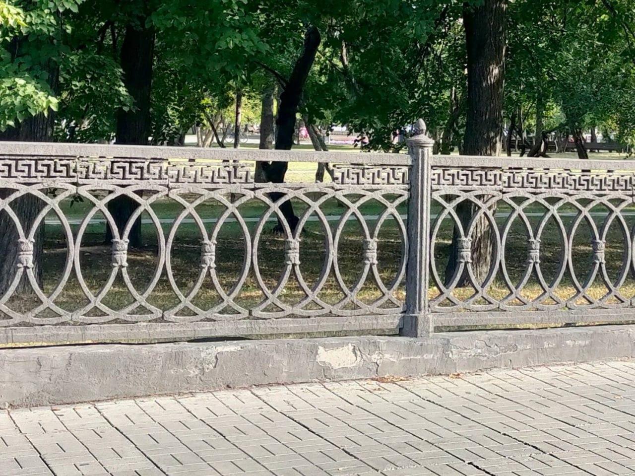 Почти 4,5 млн рублей потратит мэрия, чтобы восстановить ограждения в сквере...