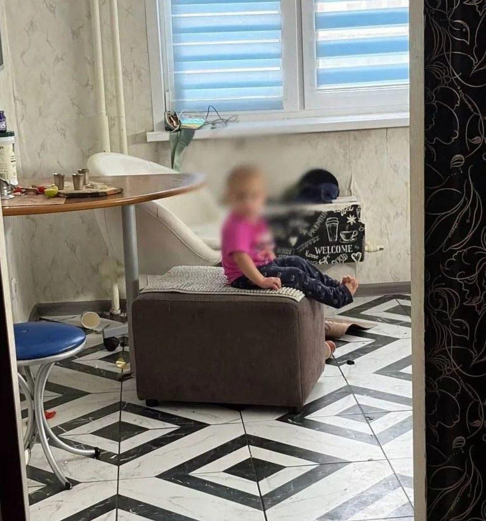 Ребёнок едва не выпал из окна третьего этажа в Крансоярске Инцидент произошёл...