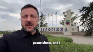 Зеля записал «духоподъёмное» видео из Запорожья, но хромакей решил не подыгрывать.