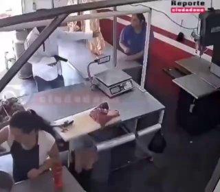 В Бразилии грабитель потерял пальцы, когда попытался ограбить мясную лавку, —...