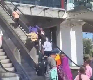 В Швеции местные жители сняли, как семь приезжих мигранток на протяжении...