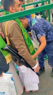 Служба безопасности в Йемене проверяет посетителей мероприятия на входе,...