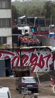 На Верейской улице заметили, как стражи порядка уводили всех рабочих со...