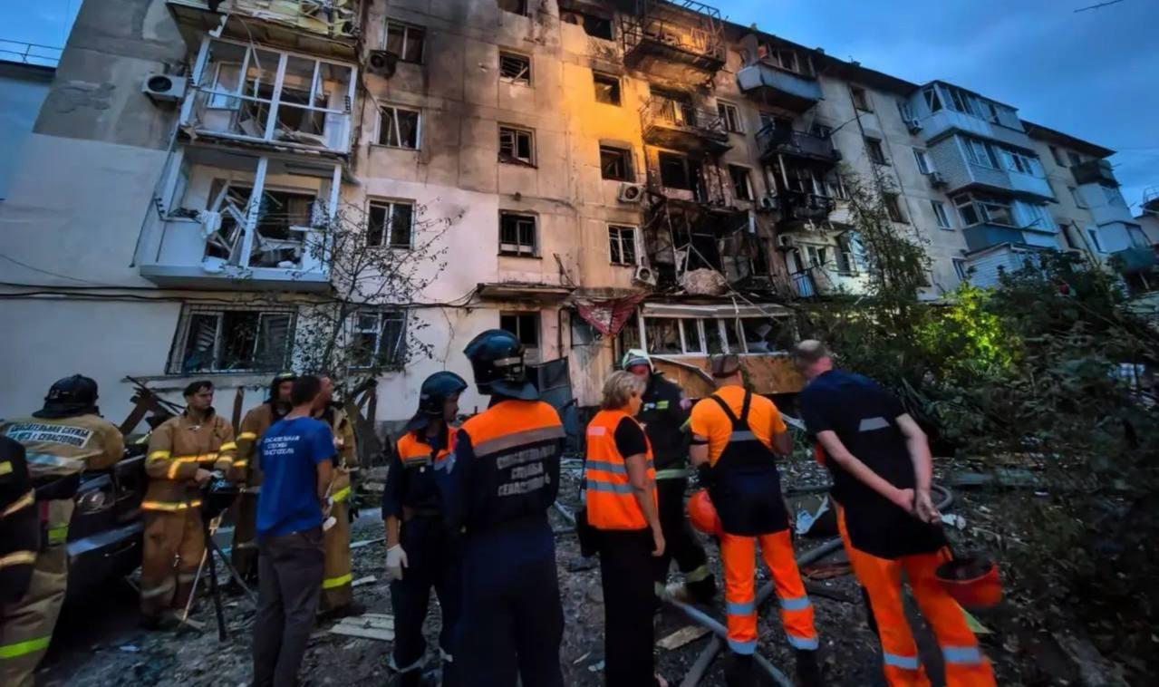 Жилой дом повреждён при атаке БПЛА на Севастополь, пострадали четыре человека