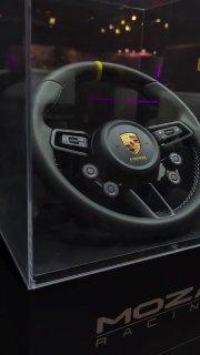 Porsche показала свой фирменный игровой руль — это точна копия руля из 911 GT3 RS.