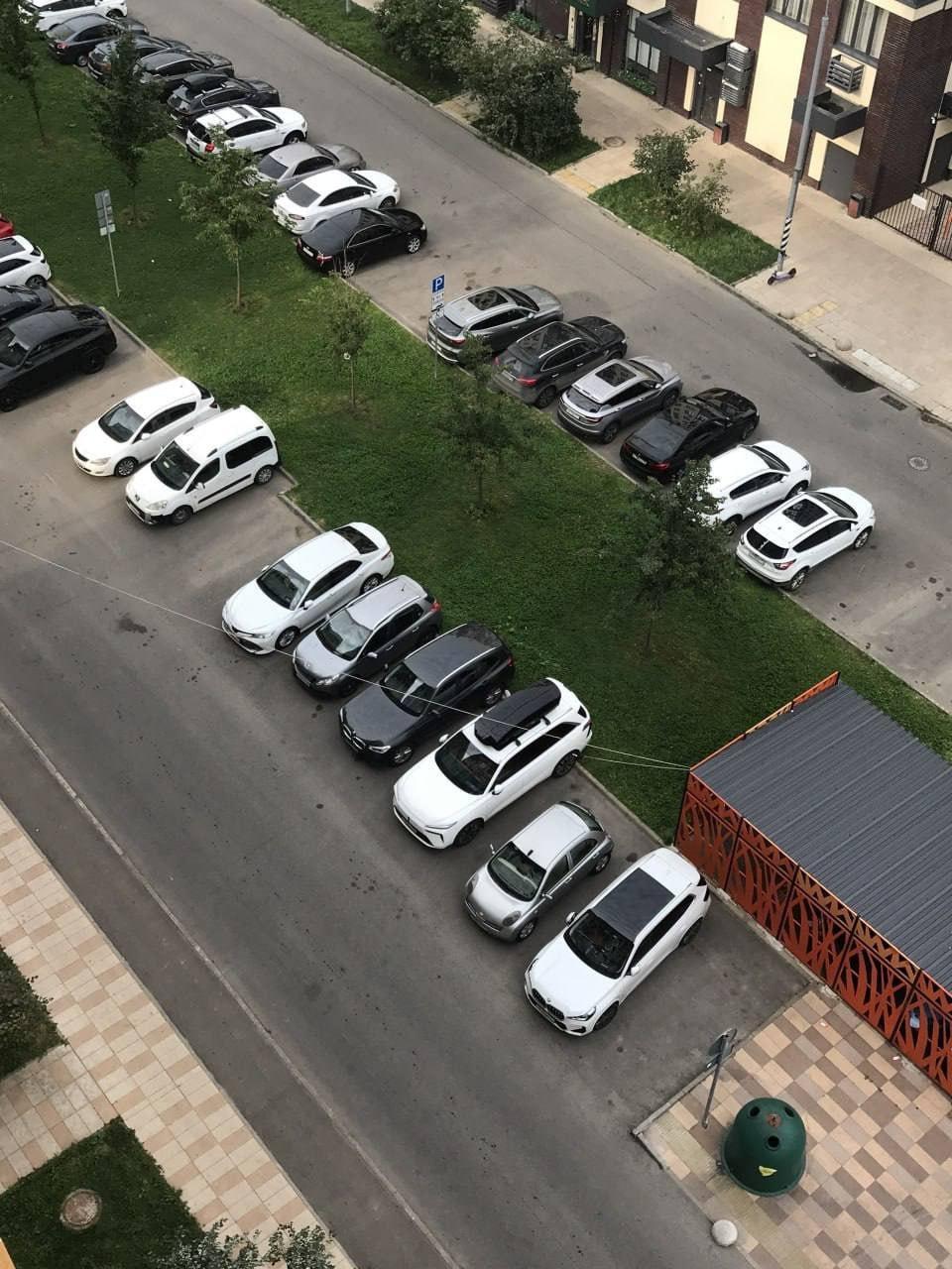 Москвич каждый день заряжает электрокар проводом из окна шестого этажа....