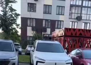 Москвич каждый день заряжает электрокар проводом из окна шестого этажа....