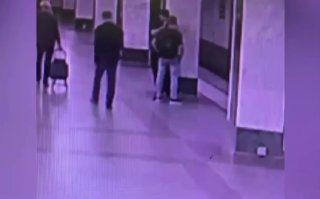 В московском метро мужчина сорвал с пассажира золотую цепочку