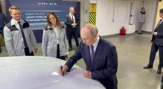Путин протестировал новую Volga K50 и остался доволен — кроссовер показался президенту «мягким, тихим и хорошо управляемым».