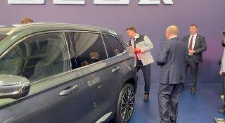 Путин протестировал новую Volga K50 и остался доволен — кроссовер показался президенту «мягким, тихим и хорошо управляемым».