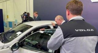 Путин проехался за рулем новой «Волги» К50 и похвалил авто.