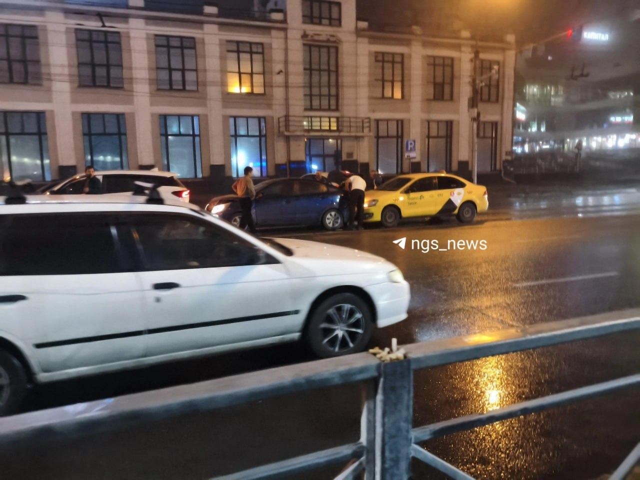 Тройное ДТП с двумя такси произошло сегодня утром возле ж/д вокзала. В 5 утра...
