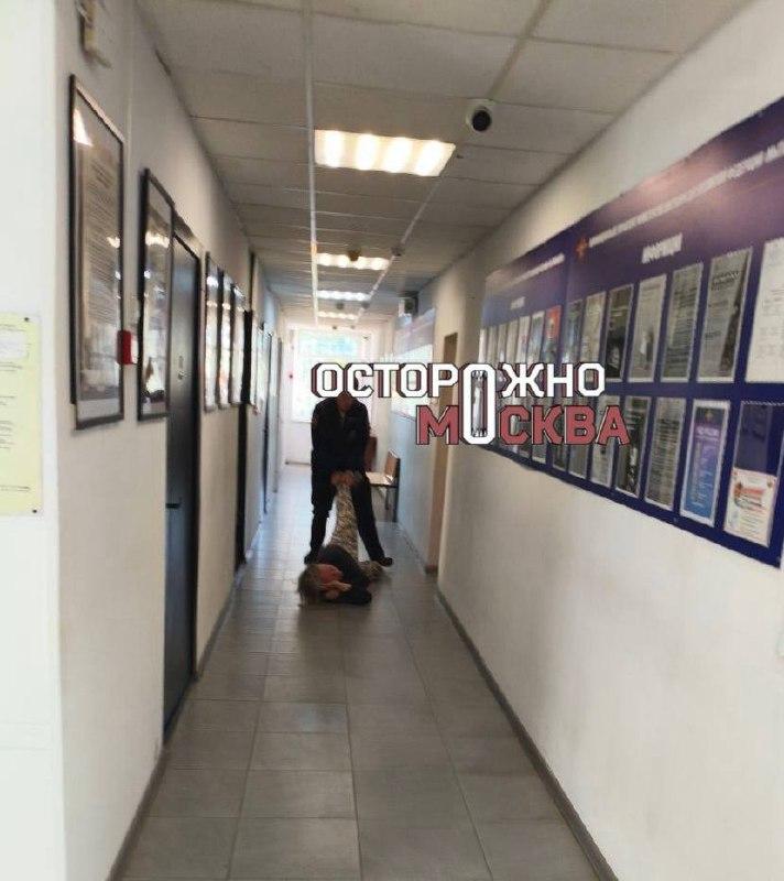В Мытищах пенсионерку и её дочь доставили в полицию после конфликта из-за спила берёзы — женщина утверждает, что мать тащили за ногу по коридору.