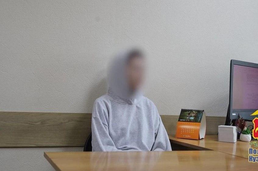 В Новосибирске задержали девушку, распилившую сейф на 7,5 млн рублей...