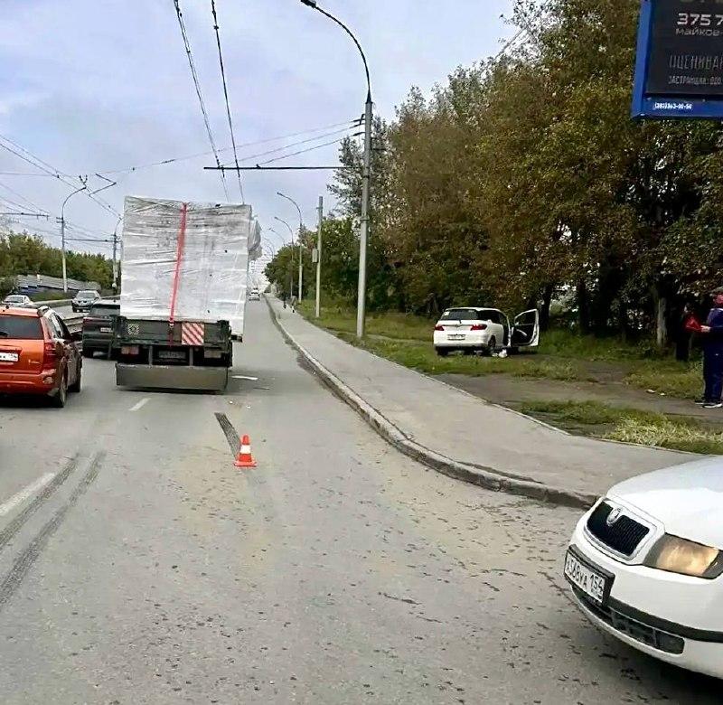Ребёнок серьёзно пострадал в столкновении минивэна Honda и Mitsubishi Fuso в Кировском районе Новосибирска