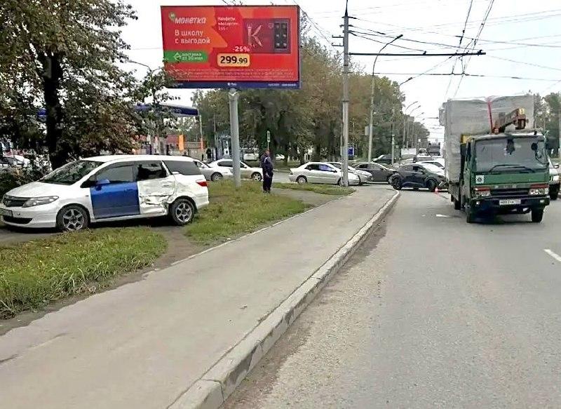 Ребёнок серьёзно пострадал в столкновении минивэна Honda и Mitsubishi Fuso в Кировском районе Новосибирска
