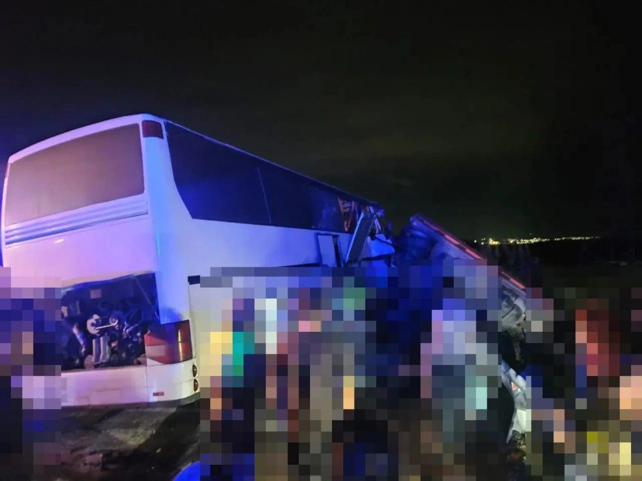 Пять человек погибли в ДТП с автобусом Грузия — Москва на Ставрополье. Еще 24 пассажира доставили в больницы Пятигорска, среди пострадавших — пятеро детей.