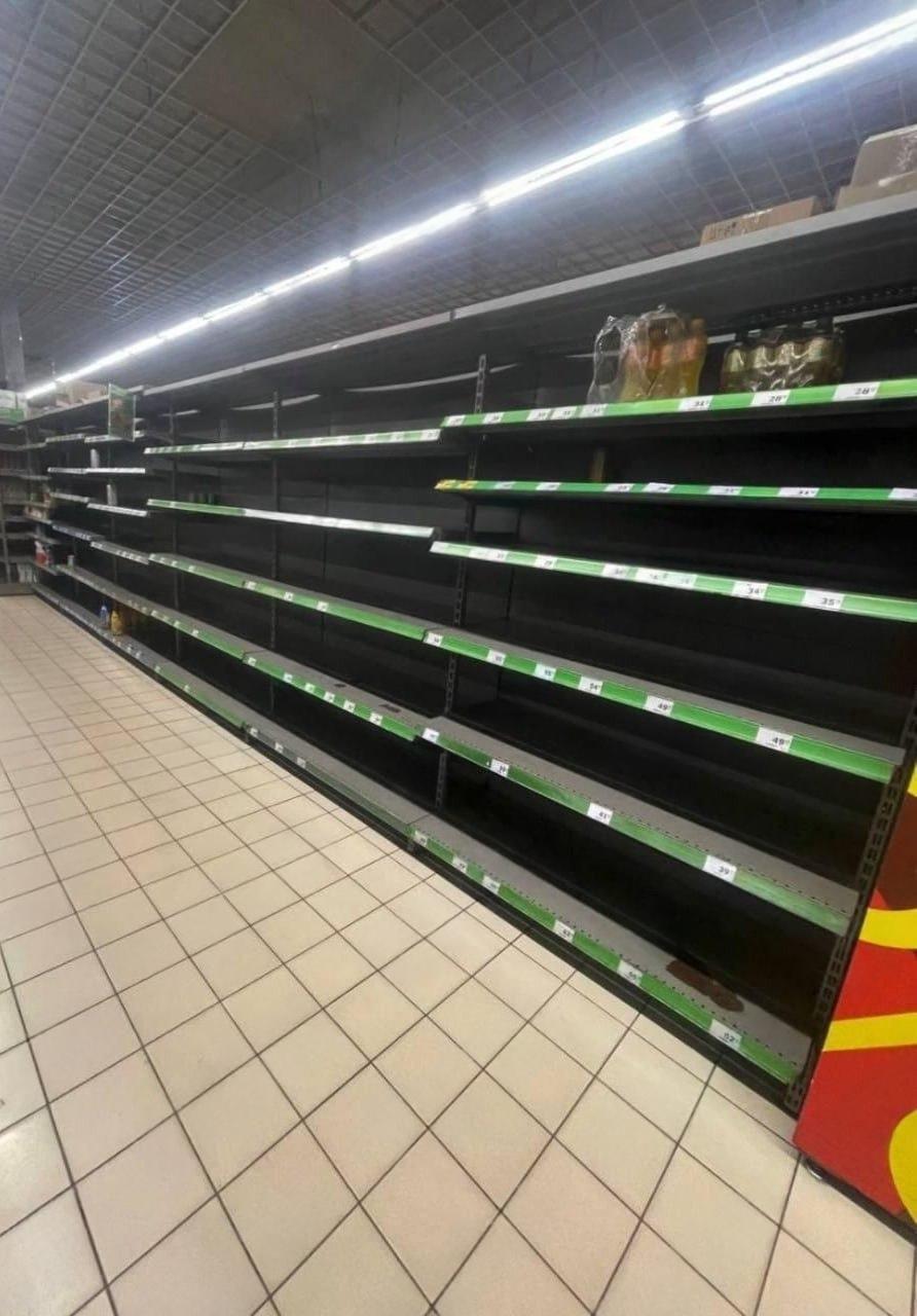 В Киеве в сетевых магазинах полностью опустели полки с продуктами
