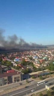 ⚡️Огонь вплотную подошёл к жилым домам под Анапой, местные жители срочно отгоняют машины, — СМИ.