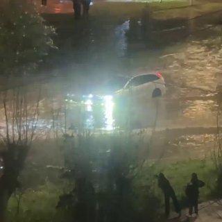 Дороги в Ачинске после вечернего дождя превратились в реки