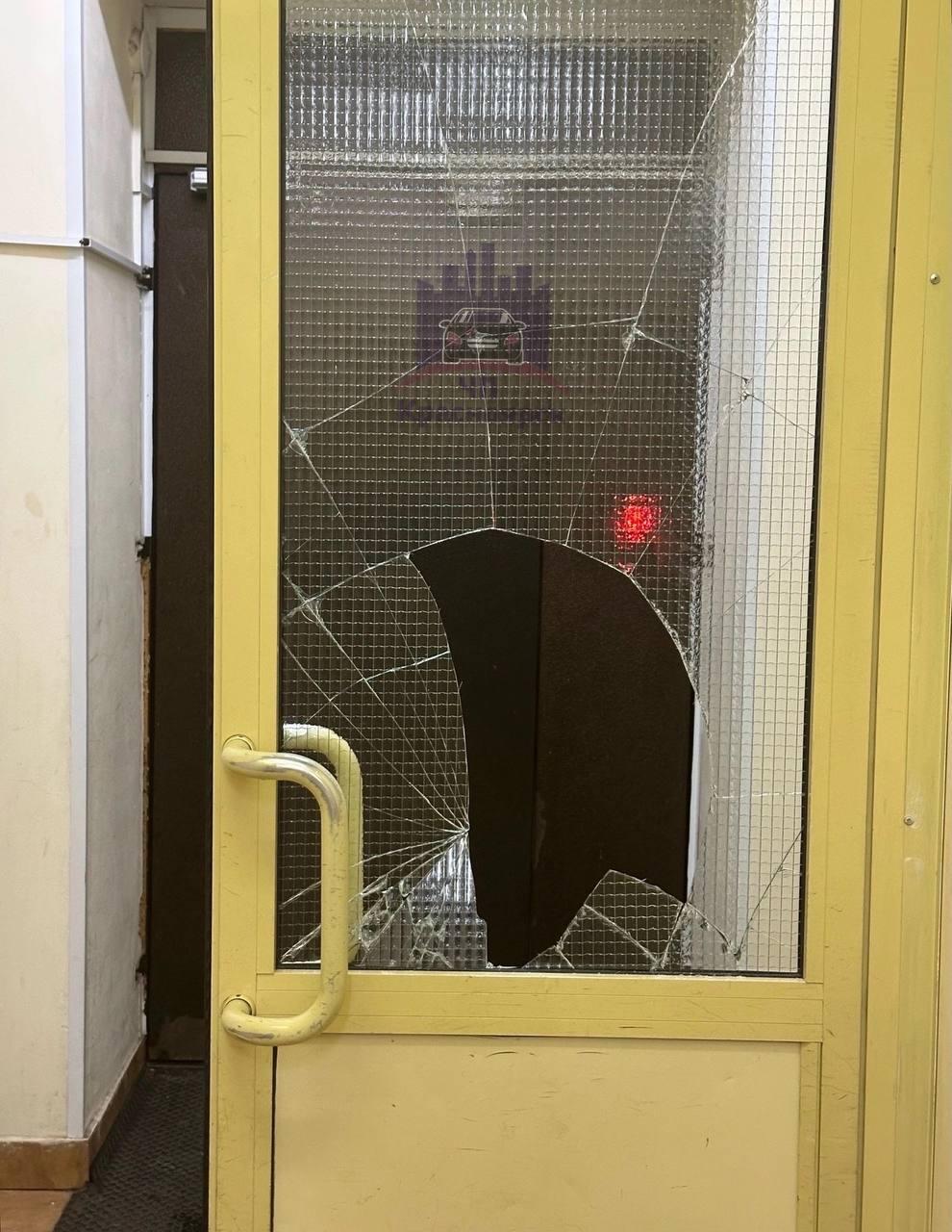 Мичурина, 2д. Двое молодых людей так увлеклась «страстными объятиями» в...