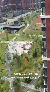 Эротическое шоу для жильцов новостройки устроили в Москве — такую культурную программу организовала местная управляющая компания.