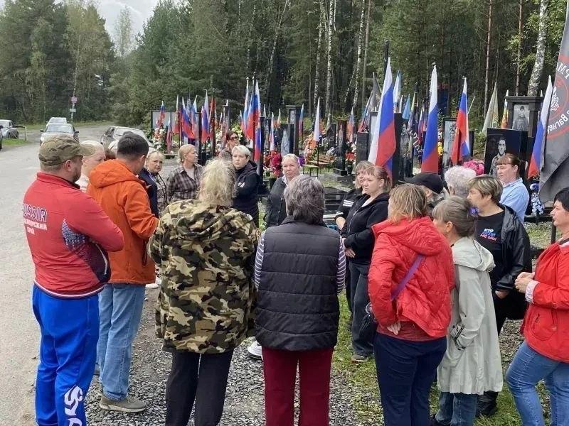 ⚡️В Назарово неадекват разгромил Аллею памяти погибших участников СВО