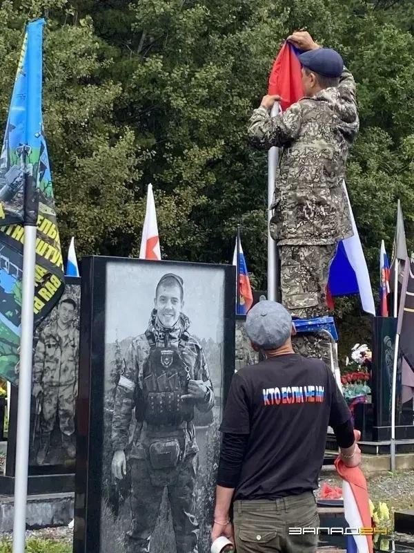 ⚡️В Назарово неадекват разгромил Аллею памяти погибших участников СВО