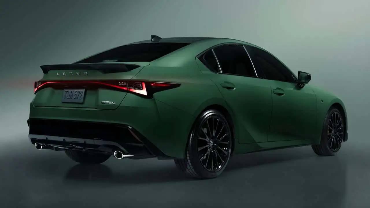 Lexus решил красиво проводить нынешний IS — седан получил лимитированную версию в ядовито-зелёном цвете Envious.