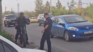 Пьяный «гонщик» на мощном электровелосипеде попался полиции прямо на тротуаре