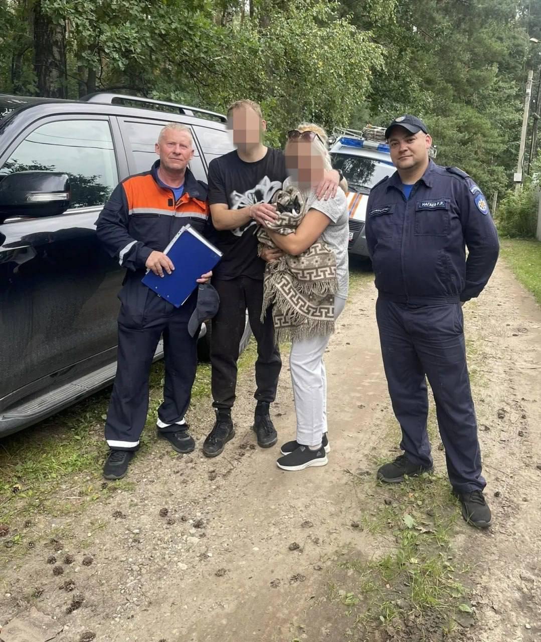 В Подмосковье мужчина полез на огромную сосну спасать кота, а в итоге спасать...