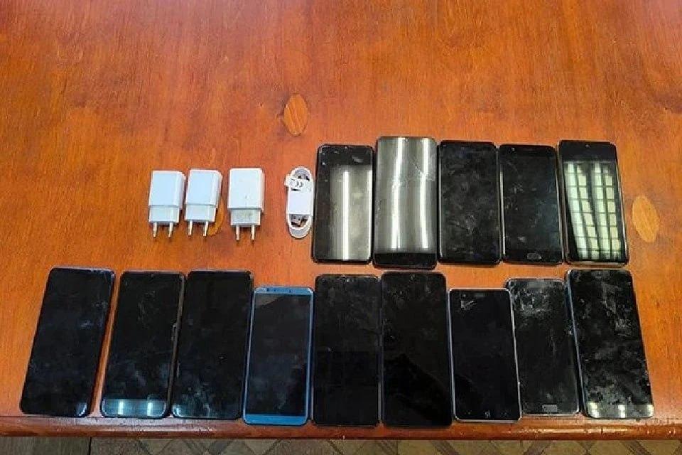 Сибиряк пытался перебросить 14 мобильных телефонов на территорию ИК № 14 в Новосибирской области. Молодому человеку может грозить штраф до 50 тысяч рублей.