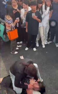 В Китае жена избила и опозорила молодую любовницу мужа: она сорвала с соперницы трусы посреди улицы