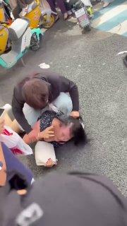 В Китае жена избила и опозорила молодую любовницу мужа: она сорвала с соперницы трусы посреди улицы