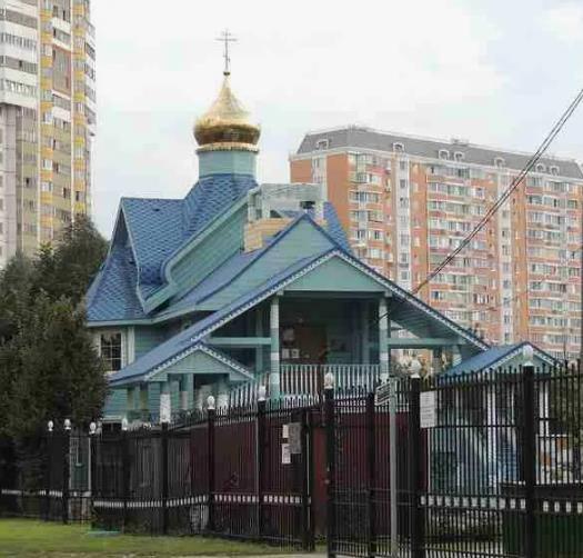Мужчина с лопатой напал на людей у храма Жен-Мироносиц в Марьино. Пострадали...