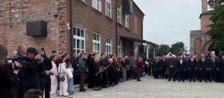 В Беслане начались траурные мероприятия в память о жертвах теракта в школе №1.