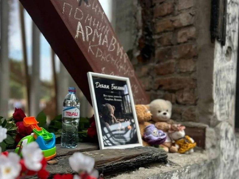 В Беслане начались траурные мероприятия в память о жертвах теракта в школе №1.