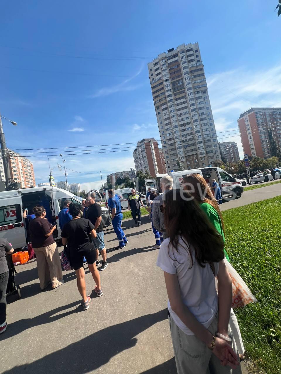 Мужчина с лопатой напал на людей у храма в Москве и его застрелили.