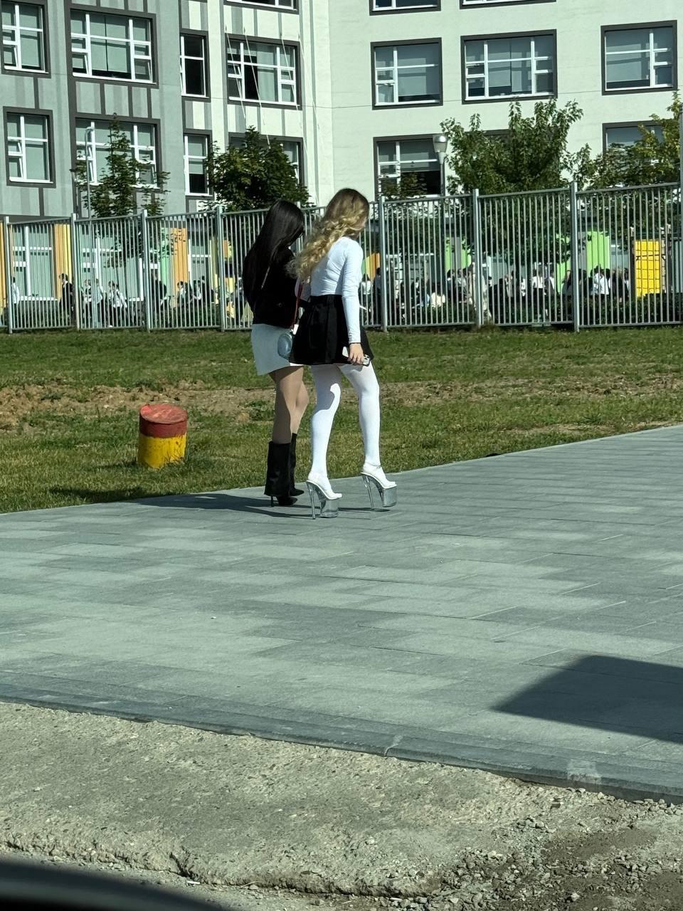 Московские школьницы 1 сентября, обстановка. Мы не Х не понимаем 🤔 происходит...