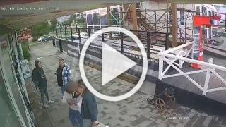 В Башкирии возле пиццерии женщина за рулем «Жигулей»...